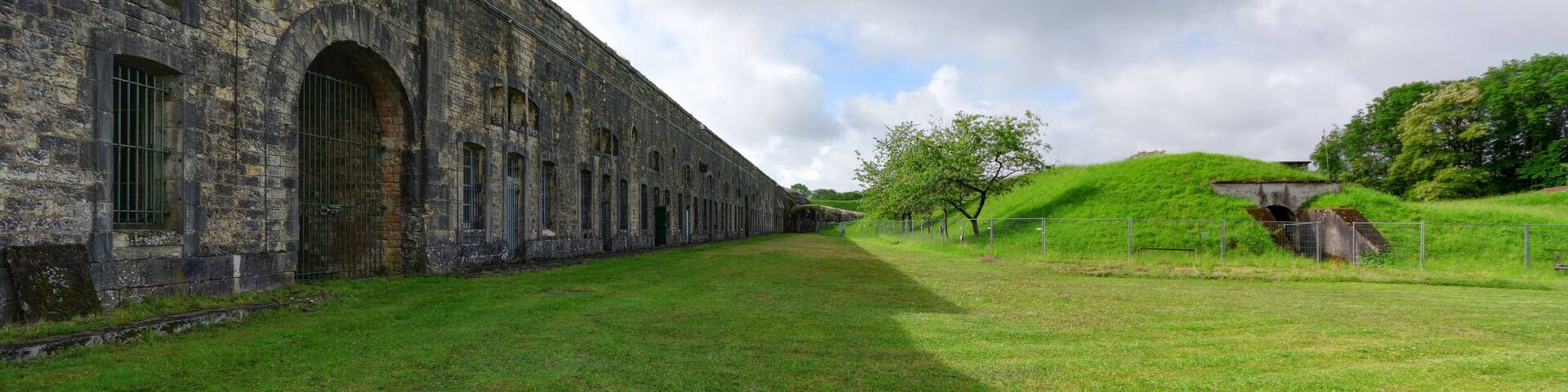 This file was uploaded with Commonist. Fort de Bessoncourt : cour intérieure (HDR).