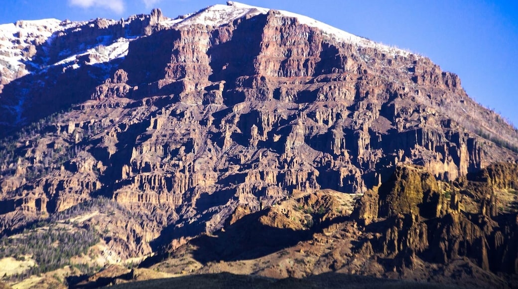 Beautiful mountains greeted me the first morning of my trip! Impressive!!