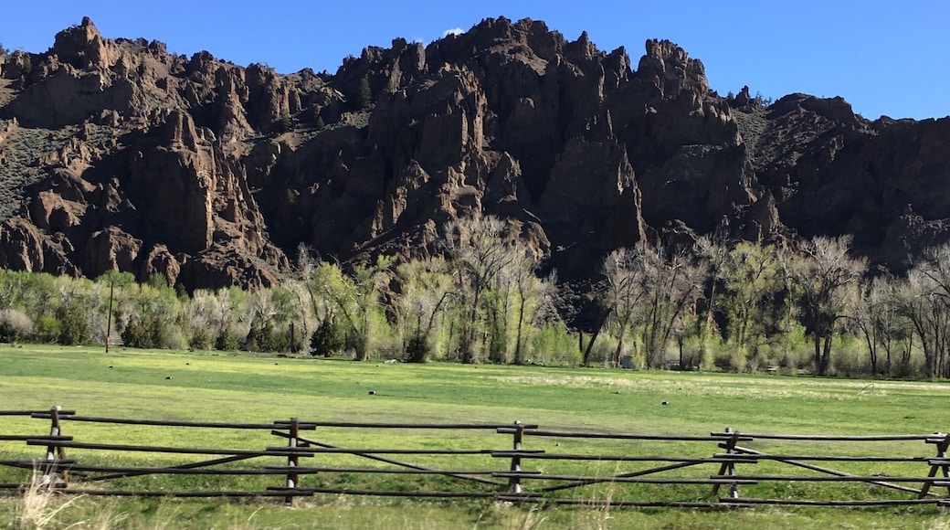 Interesting rock formations near Ten Sleep along route 16 in northern Wyoming.
#Wyoming #Mountains
#nature
(May 2017)