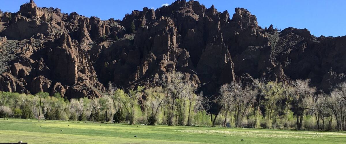 Interesting rock formations near Ten Sleep along route 16 in northern Wyoming.
#Wyoming #Mountains
#nature
(May 2017)