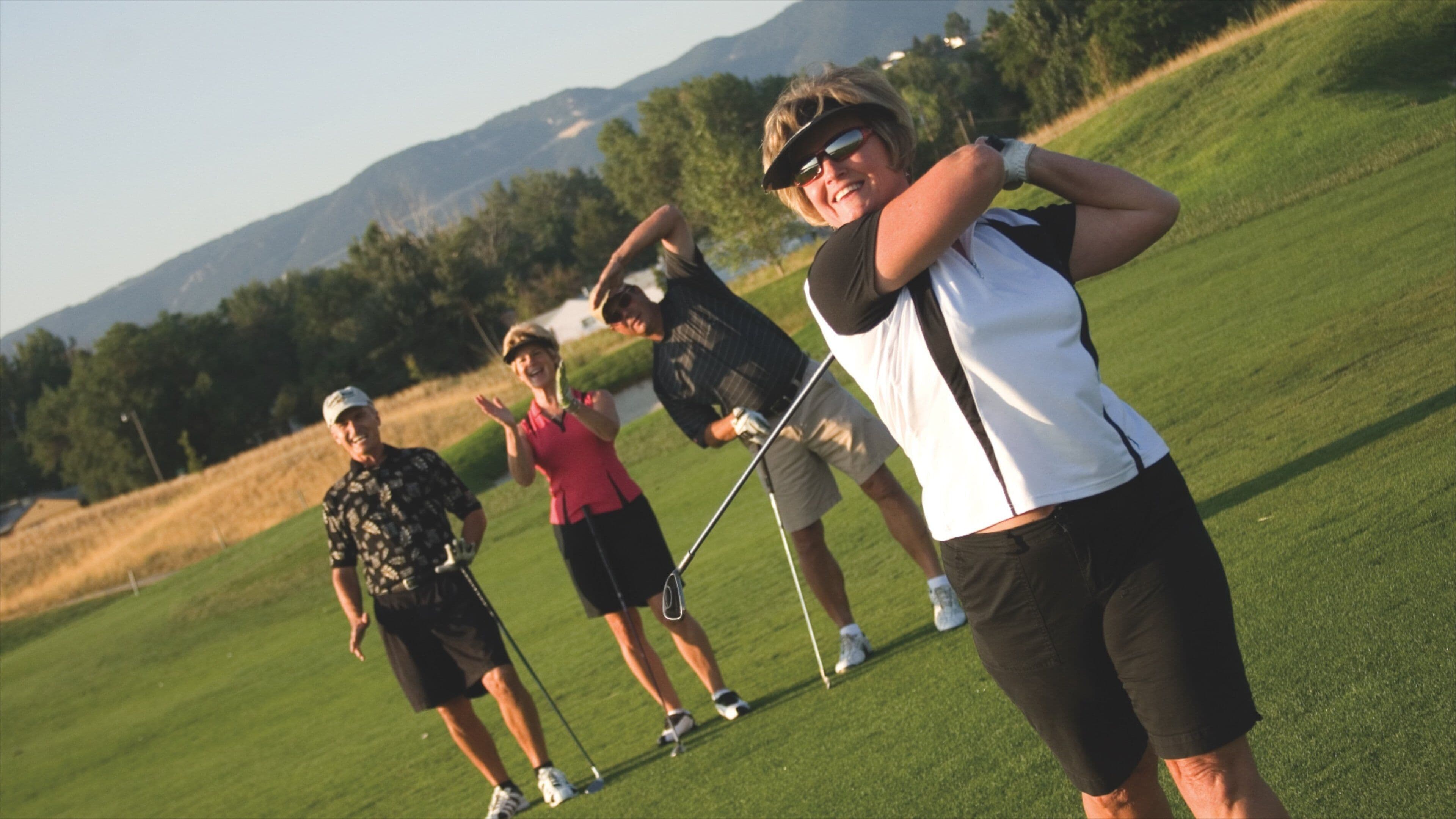 Casper ofreciendo golf y también un pequeño grupo de personas
