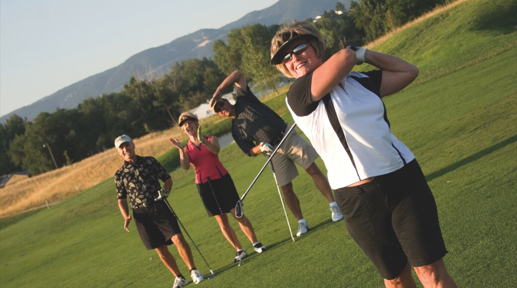 Casper ofreciendo golf y también un pequeño grupo de personas