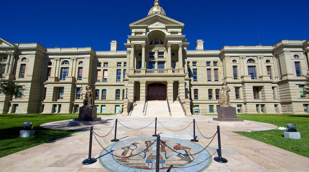 Cheyenne fasiliteter samt torg eller plass, administrativ bygning og statue eller skulptur