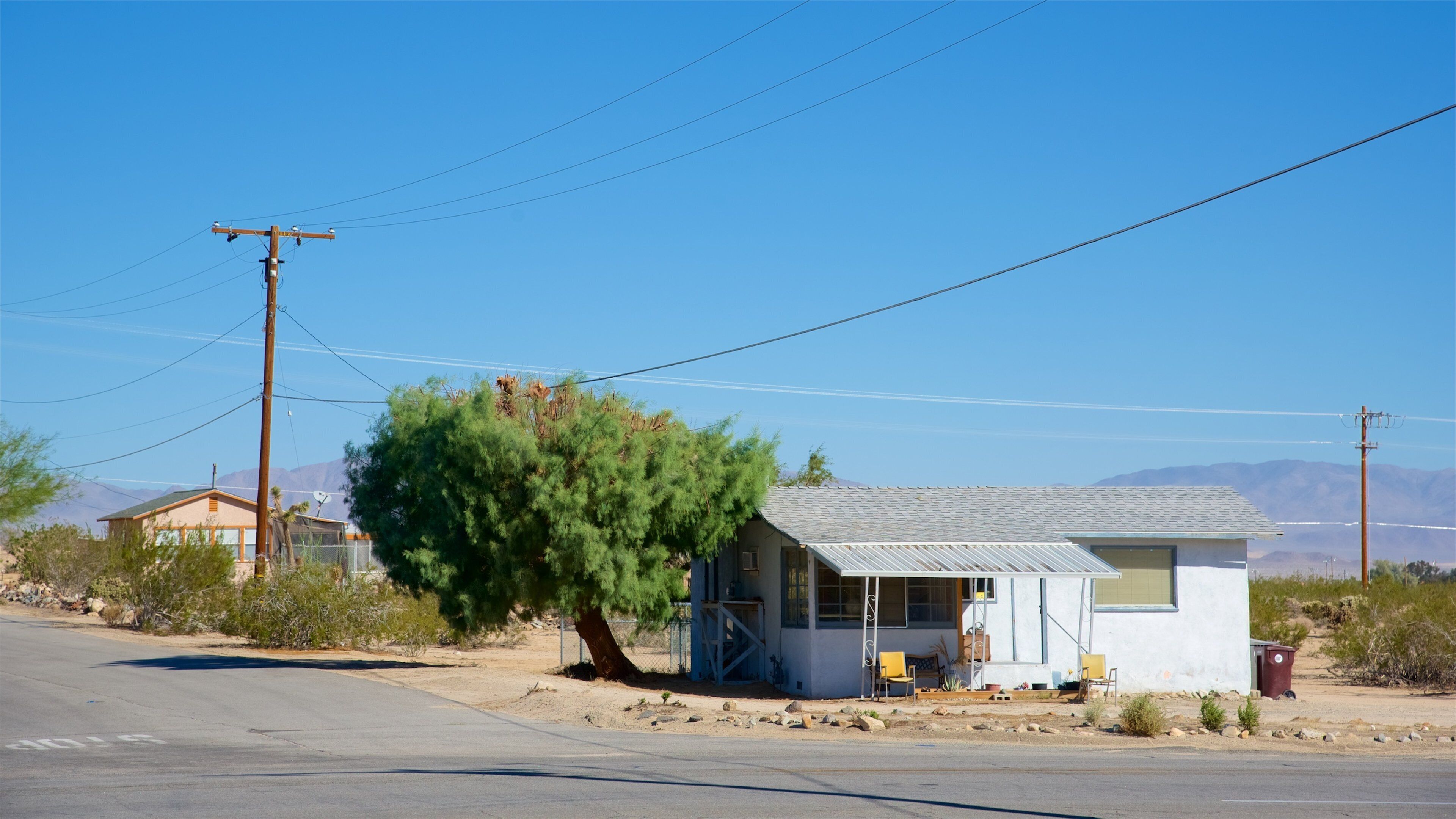 Twentynine Palms showing a house and a small town or village