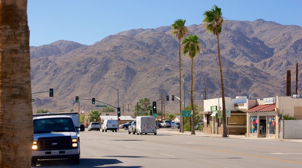 Twentynine Palms showing a small town or village