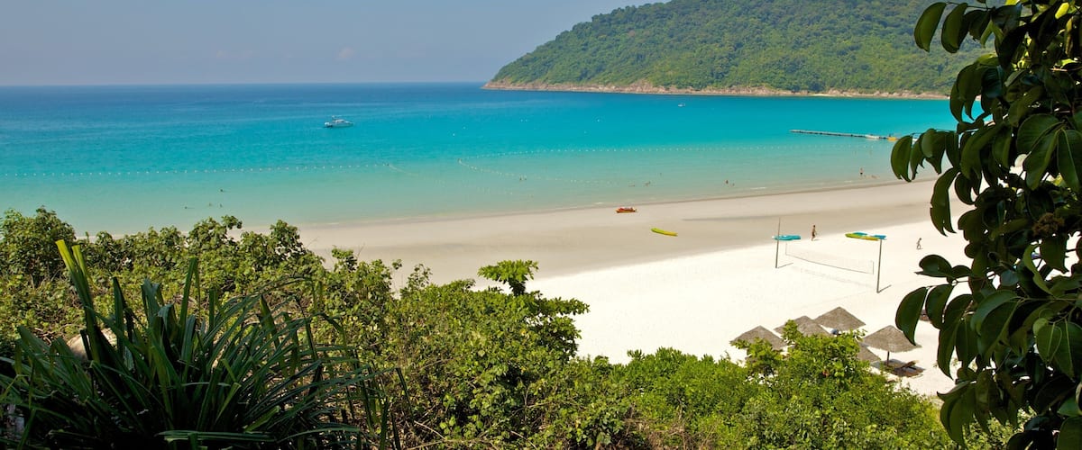 Isla de Redang ofreciendo una playa, vistas de paisajes y escenas tropicales