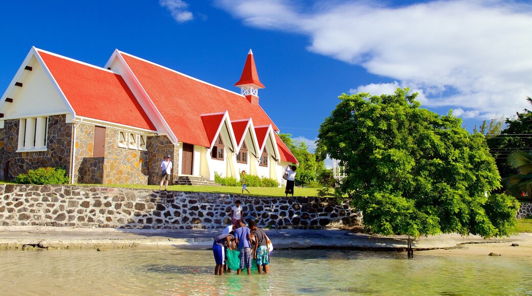 Cap Malheureux que incluye vistas generales de la costa, una iglesia o catedral y elementos religiosos