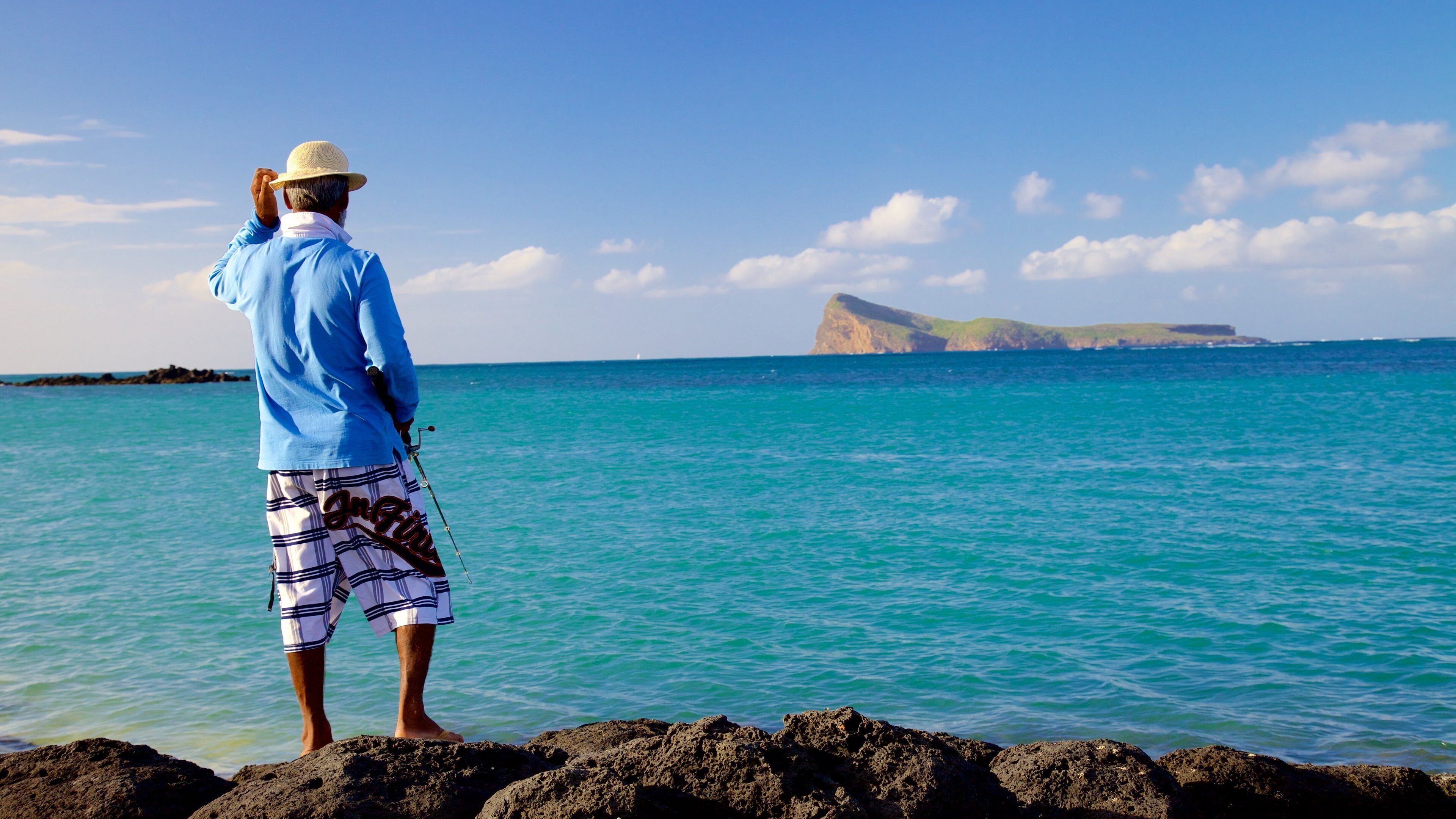 Cap Malheureux toont ruige kustlijn en ook een man