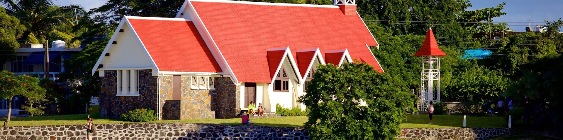 Cap Malheureux mostrando una iglesia o catedral, aspectos religiosos y vistas de una costa