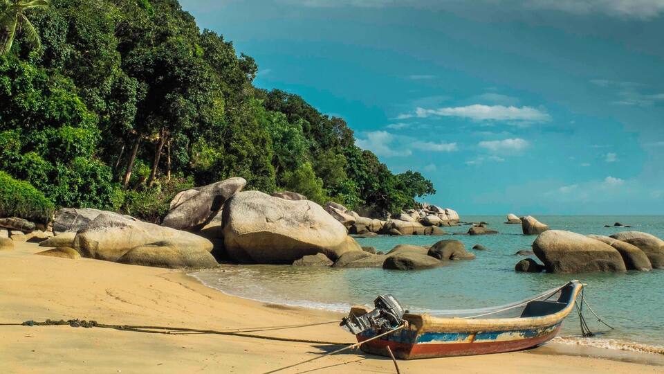 Deserted beach on the north side of Penang Island. Easy to get reach with a scooter.
#beach