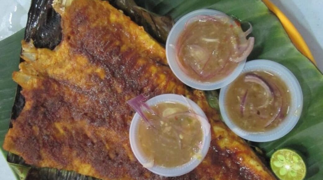 Nothing says Penang like food - Rachel and I are foodies. We have truly discovered this more and more while visiting Malaysia.
Trying new things is what makes live exciting. Stingray is at the top of the list of new and tasty treats for us.
I'm not sure if its the banana leaf they cook it on or the spices but stingray is at the top of my list for recommendations to try while in Penang.