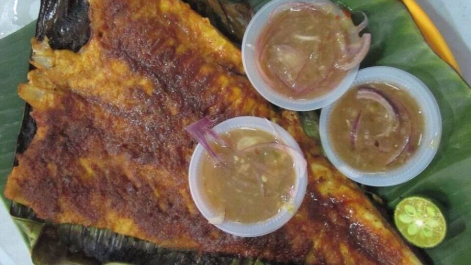 Nothing says Penang like food - Rachel and I are foodies. We have truly discovered this more and more while visiting Malaysia.
Trying new things is what makes live exciting. Stingray is at the top of the list of new and tasty treats for us.
I'm not sure if its the banana leaf they cook it on or the spices but stingray is at the top of my list for recommendations to try while in Penang.