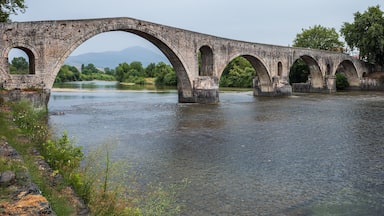Arta Bridge - A bridge over the Arachos River in the city of Arta. The construction of the bridge dates back to the era of Despotat, but the current appearance by 1602.
According to legend, every day 60 students and 45 craftsmen under the guidance of the chief builder tried to build a bridge, but it fell every night. Finally, a bird with a human voice told the chief builder that in order for the bridge to stand, he had to sacrifice his spouse. When the wife was walled up, she first cursed, but then finished with blessings.