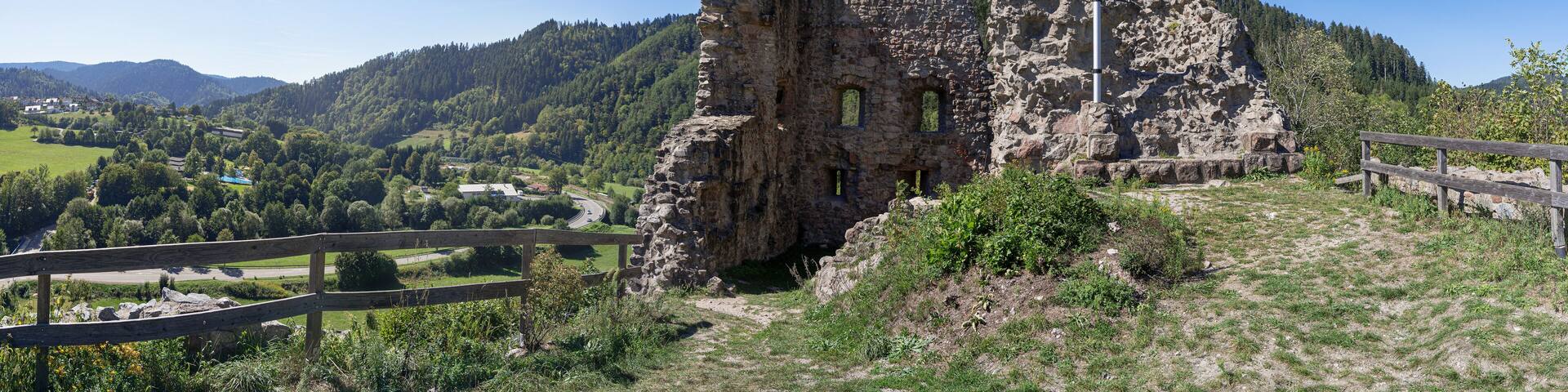 Ruine Schenkenburg mit Blick über das Kinzigtal bei Schenkenzell im Schwarzwald, Deutschland