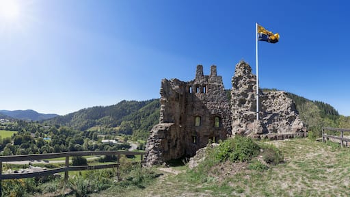 Ruine Schenkenburg mit Blick über das Kinzigtal bei Schenkenzell im Schwarzwald, Deutschland
