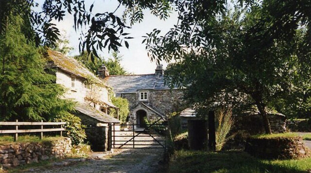 Blisland: Trehudreth Mill. Seen from the lane by the entrance. In 1893 J H Lang was listed as miller here in the local trade directory. The property is now a private residence