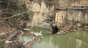 Neat old abandoned dam. Steep hike down, but great for Urban Exploration!