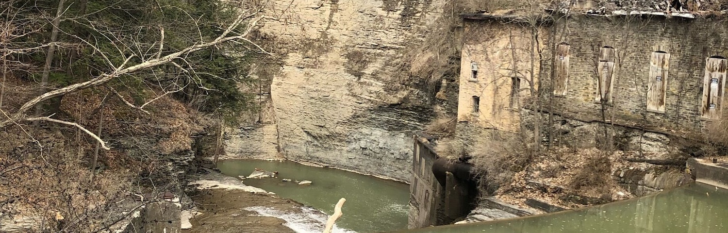 Une rivière avec un pont et une structure en pierre.