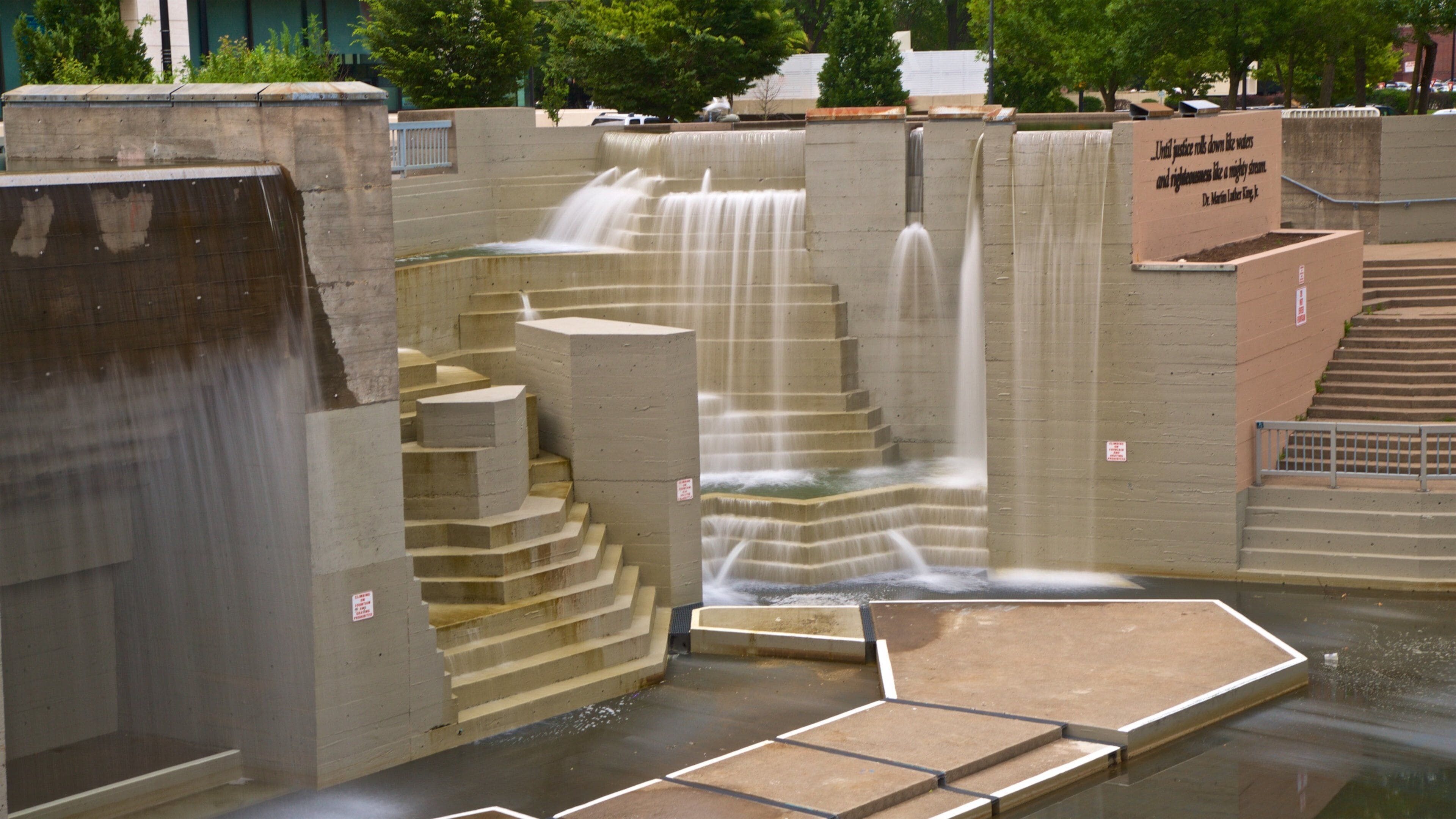 Downtown Rochester showing a fountain