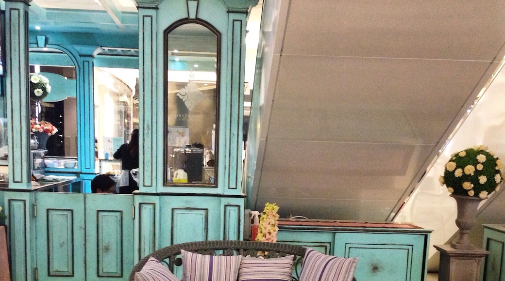 There are some really fabulous stores here in Chiang Mai. I'm constantly walking past things that I like. "Ohh...this and that would be pretty for our home one day".
Despite being on the road for quite some time - I can't shake the feeling of wanting a pretty home one day.
Right now, however...i'll be enjoying my travels for as long as I can! In one week's time I get to see my boyfriend again! And off we go to Cambodia to conclude five months in SE-Asia.
#alifefullofserendipity #serendipitytess #serendipity #travel #travelblog #travelling #travelblogger #travellifestyle #lifestyle #interior #decor #ideas #color #photography #photooftheday #photo #inspiration