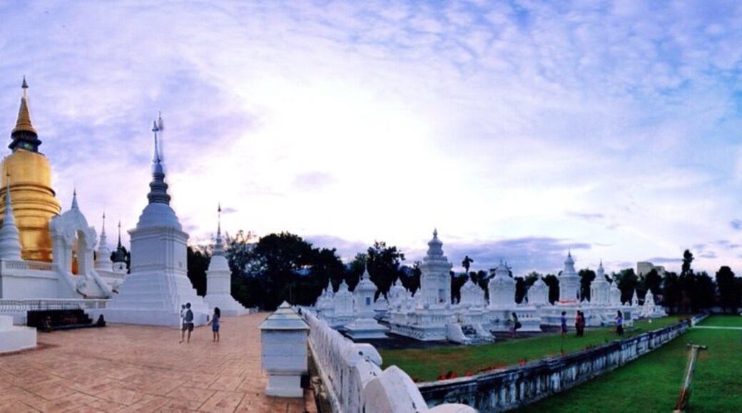 Catching this white wat around sunset gave it a surreal effect. Also met a bunch of little Thai school girls who made me felt like I was back in the 4th grade.