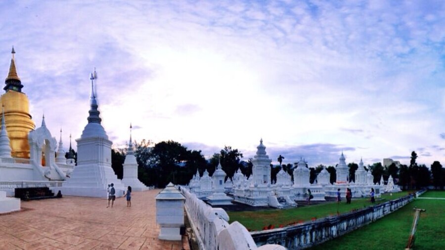 Catching this white wat around sunset gave it a surreal effect. Also met a bunch of little Thai school girls who made me felt like I was back in the 4th grade.