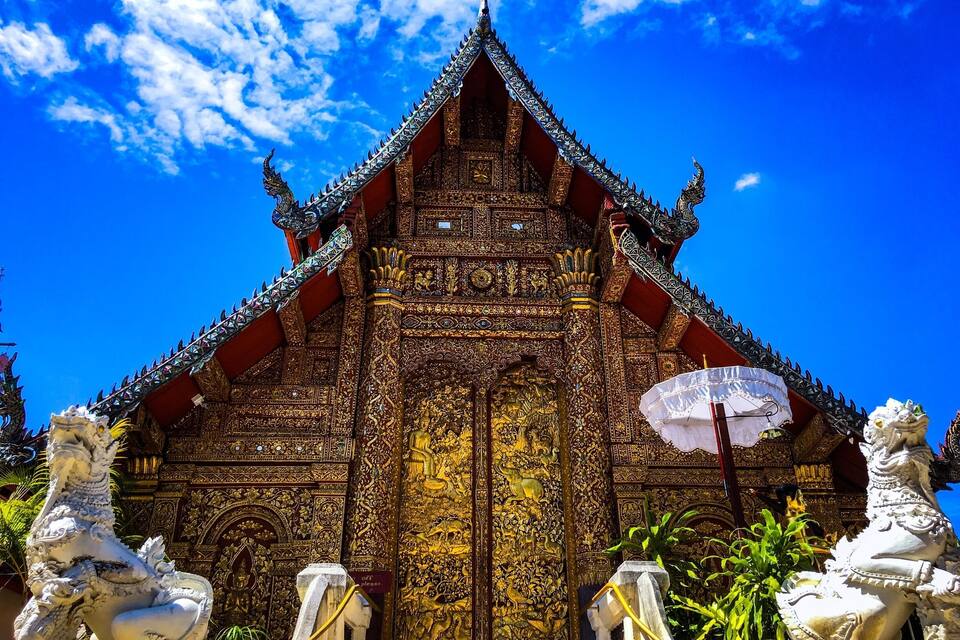 Een tempel met ingewikkelde gouden decoraties en een puntig dak.
