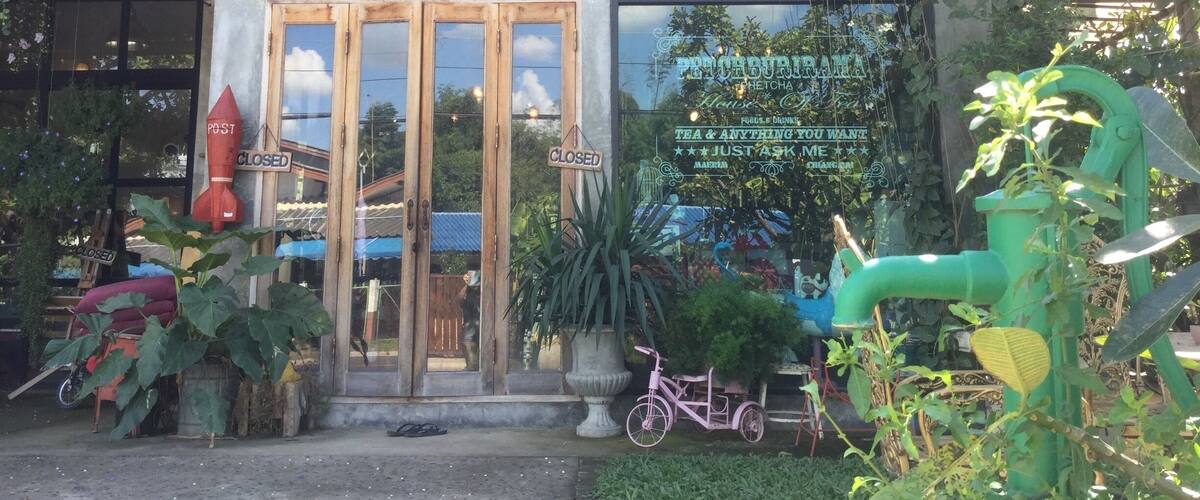 A closed storefront with a sign reading "LWBSUSSIUM" and a sign indicating the business is closed.