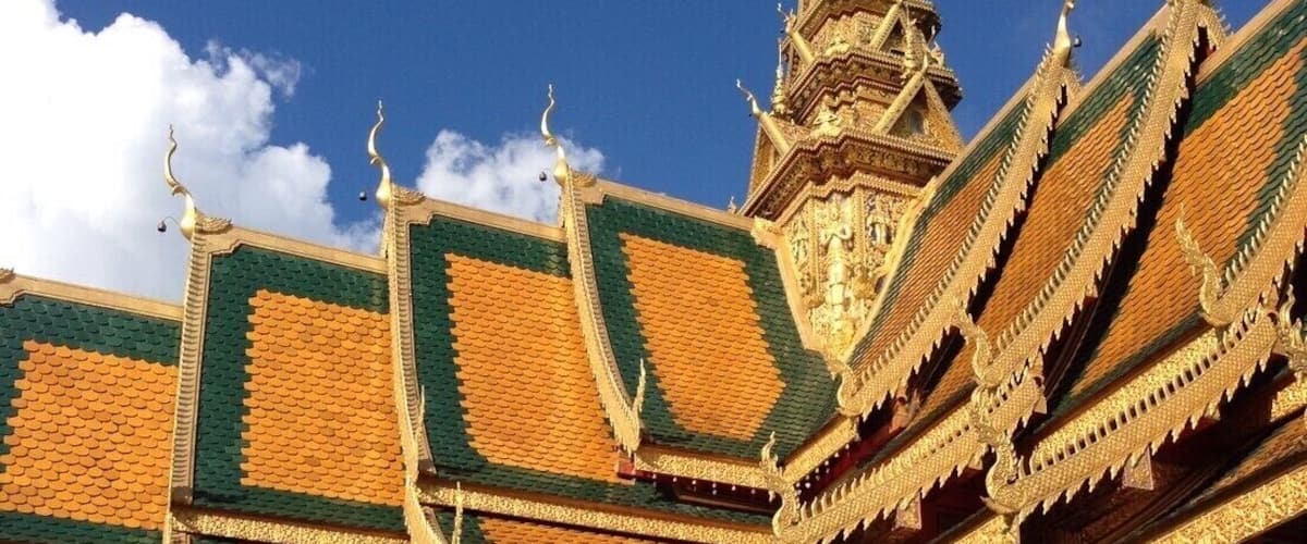Un temple doté de toits dorés richement décorés et de sculptures complexes.