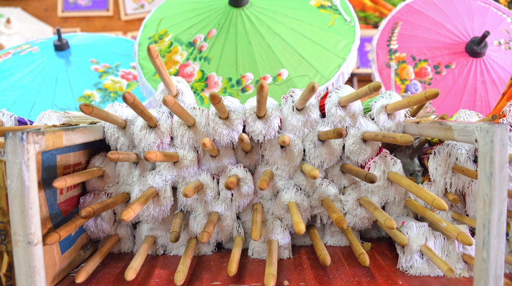 Bor Sang vasica, (kakšnih 20 minut vožnje s skuterjem iz Chiang Mai), oz. bolje rečeno vas dežnikov, pahljač ... Miljon dežnikov vseh velikosti, barv, vzorcev, možno si je tudi ogledat izdelavo le teh. Je pa za opozorit da so izredno privlačni in se kar hitro znajdejo v nahrbtniku ... :)
#BorSang #UmbrellaVillage #Thailand #NorthThailand #ChiangMai