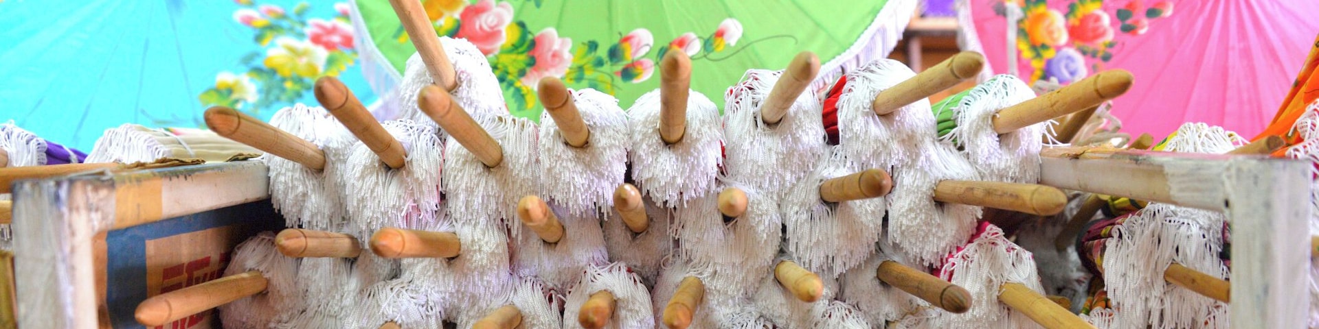 Bor Sang vasica, (kakšnih 20 minut vožnje s skuterjem iz Chiang Mai), oz. bolje rečeno vas dežnikov, pahljač ... Miljon dežnikov vseh velikosti, barv, vzorcev, možno si je tudi ogledat izdelavo le teh. Je pa za opozorit da so izredno privlačni in se kar hitro znajdejo v nahrbtniku ... :)
#BorSang #UmbrellaVillage #Thailand #NorthThailand #ChiangMai