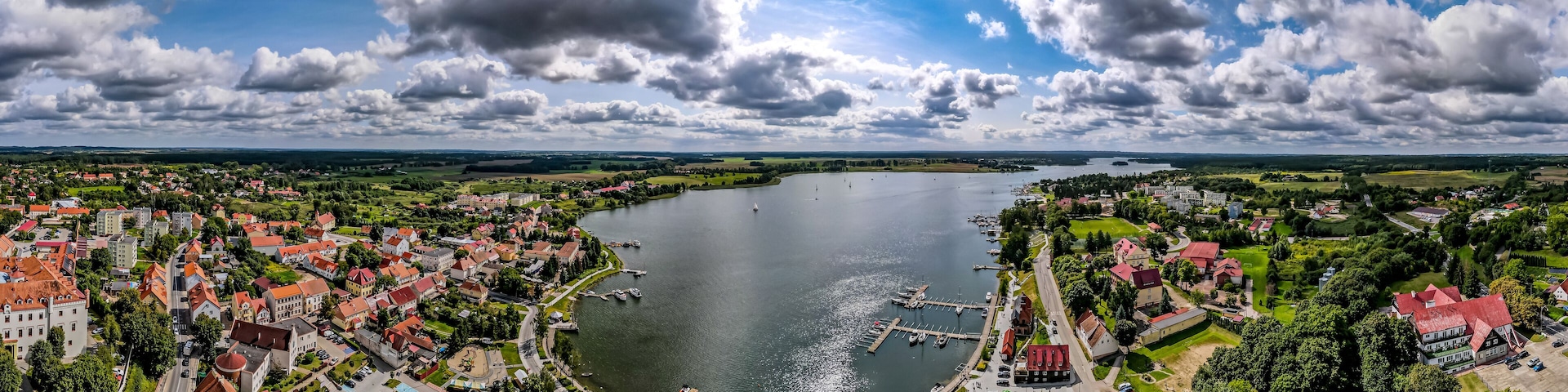 miasto Ryn nad jeziorem Ryńskim na Mazurach w Polsce, panorama z lotu ptaka