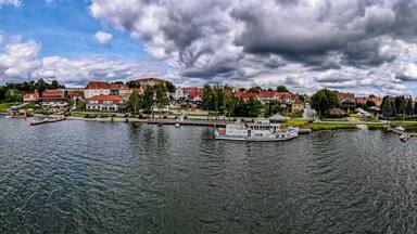 Jezioro Ryńskie, przystań w Rynie na Mazurach w Polsce, panorama z lotu ptaka