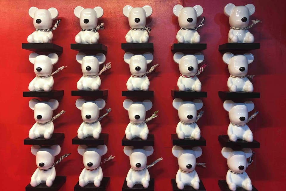 Un mur orné de nombreuses figurines d’ours polaires disposées selon un motif en quadrillage.