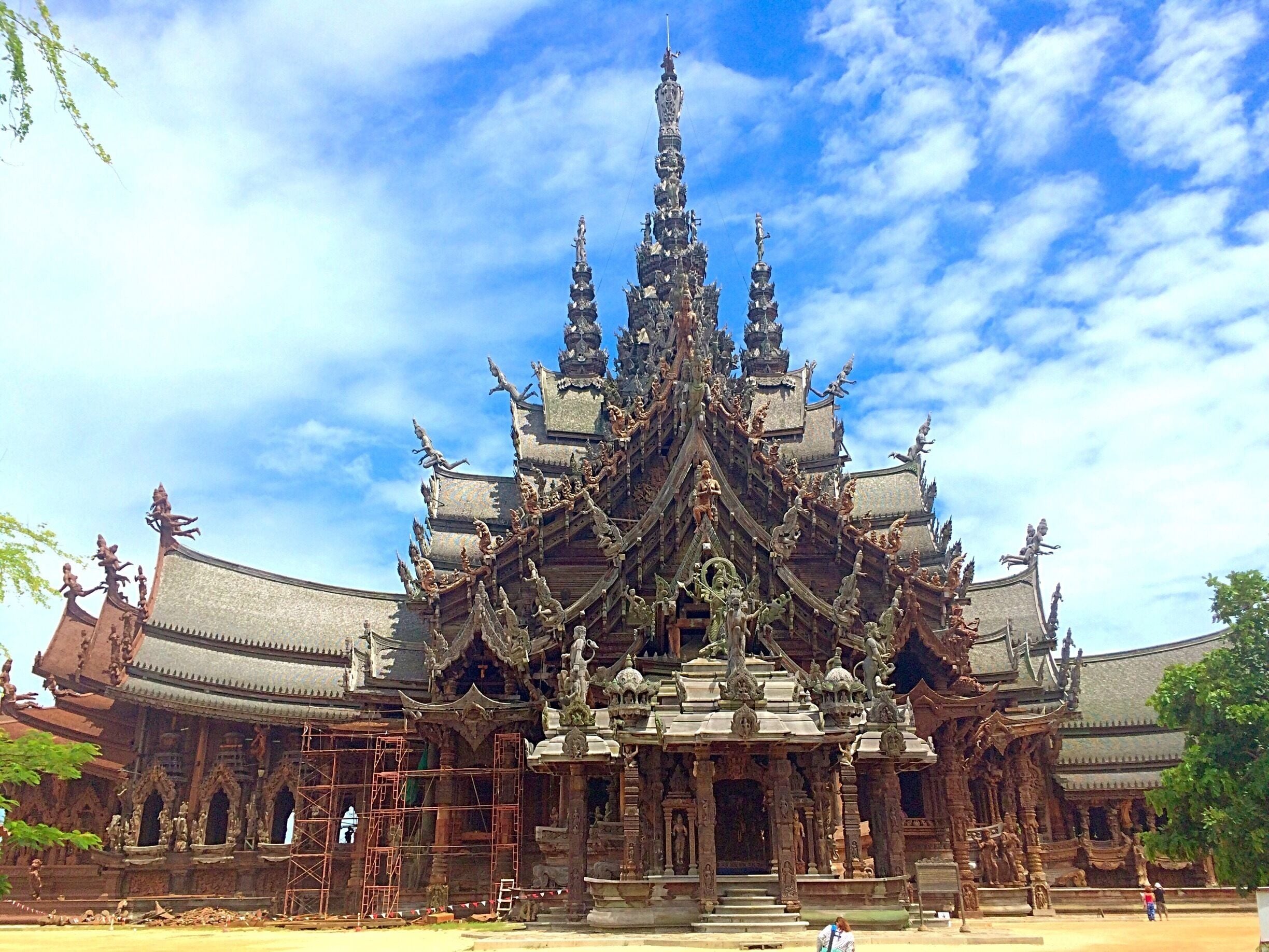 This work indicates that humans are only dust in the universe and will ultimately become one with it. Physical beings deteriorate, ravaged by the time, But truth and goodness are immortal.

🙏🏽 #sanctuaryoftruth #pattaya #temple #buddhism