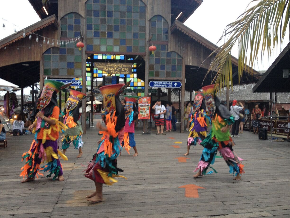 A market with an entrance fee for tourists but free for Thais.