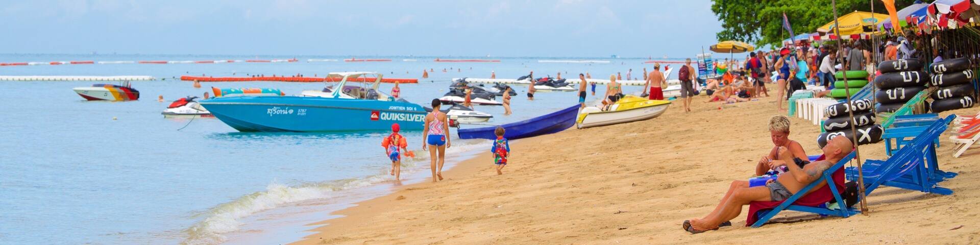 Jomtien Beach showing a sandy beach as well as a large group of people
