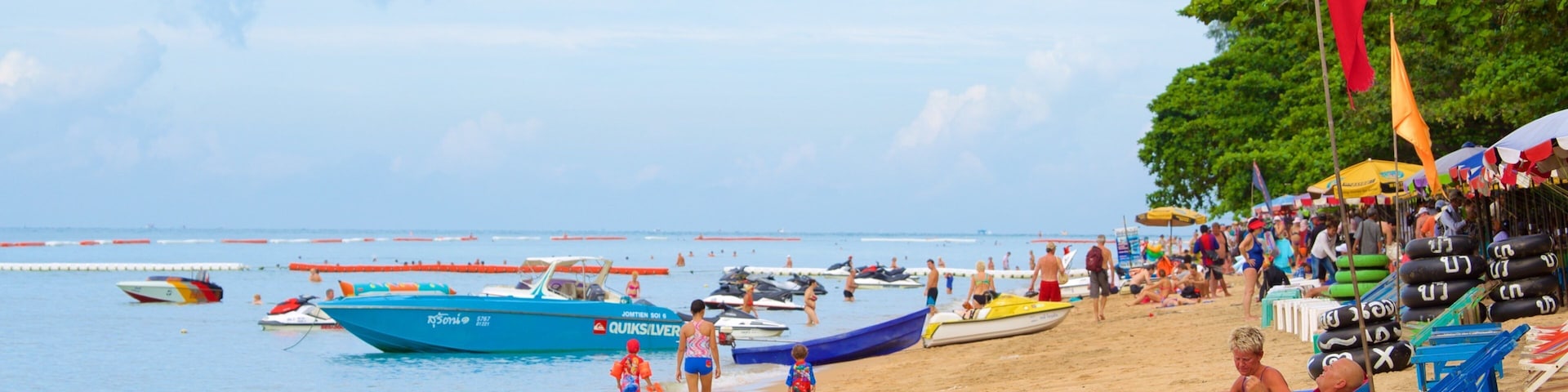 Jomtien Beach showing a sandy beach as well as a large group of people