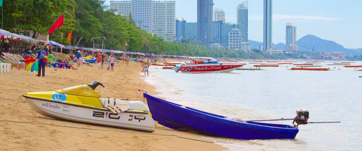 Playa Jomtien ofreciendo embarcaciones, distrito financiero y una playa