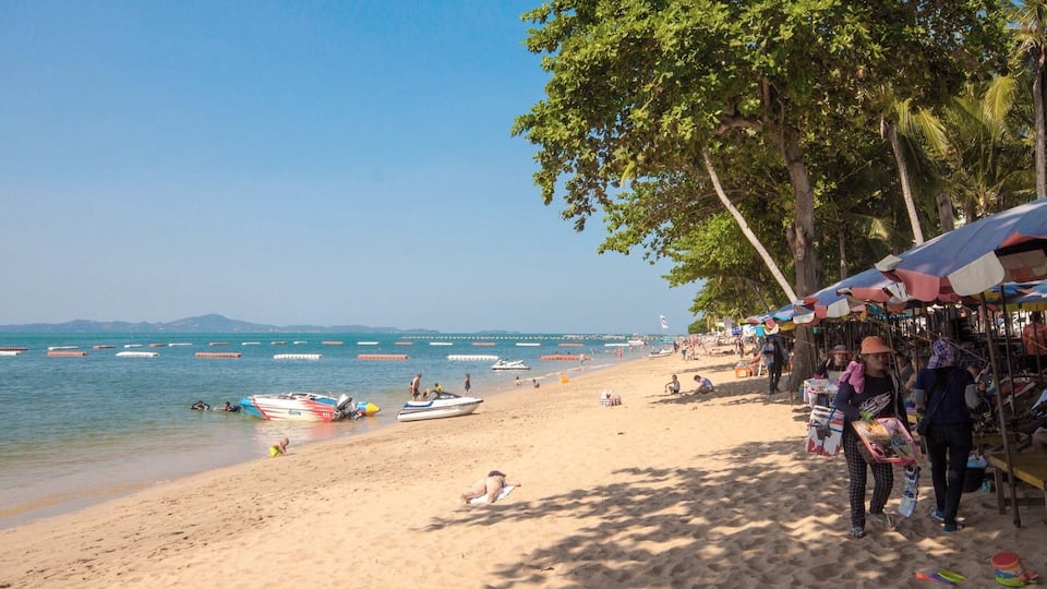 Over the past couple of days, I went to visit my dad near #Pattaya, #Thailand 🇹🇭. He’s the reason I moved to Thailand and is also one of the main influences on me becoming an #expat. In just a few days, he’s moving to France to enjoy his retirement. He’s heading for the countryside, a long drive from beaches like this one in #Jomtien, just south of Pattaya City.
#LifeAtExpedia