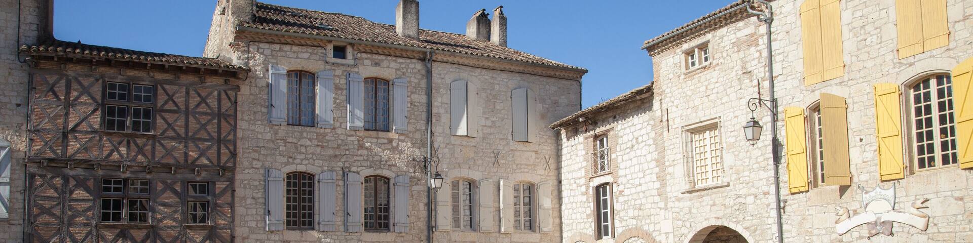 Un coin de la place centrale du village de Lauzerte (Tarn et Garonne)