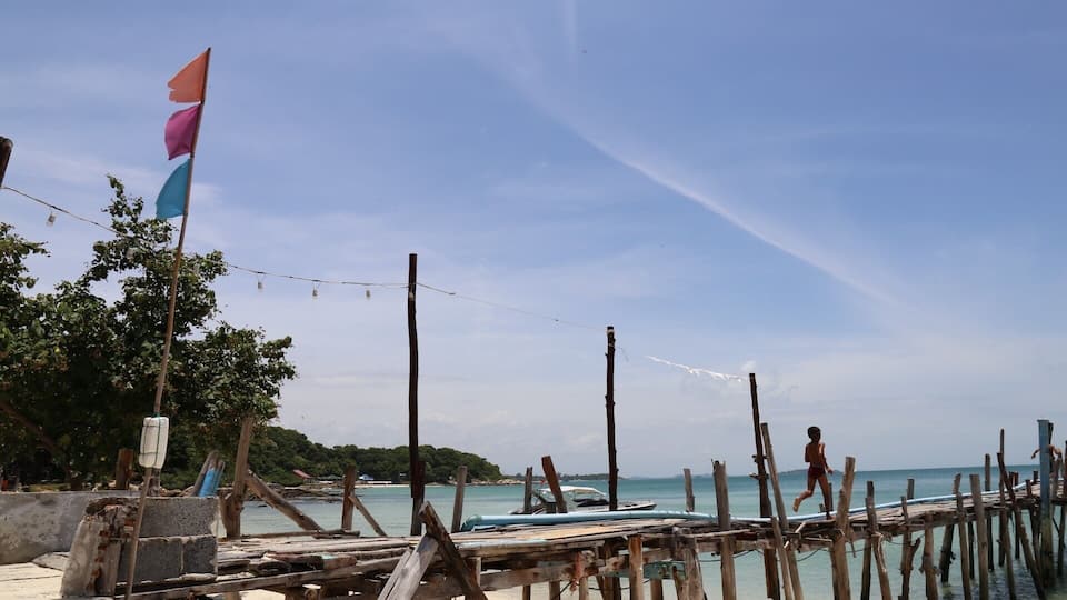 Lung Dam beach with a wonder wood pier....