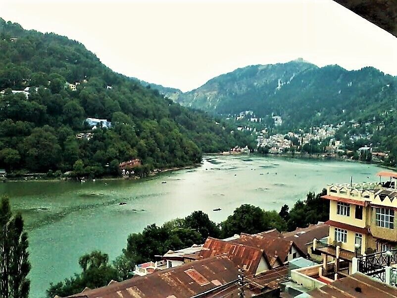 A simple view of the beautiful Naini lake..
