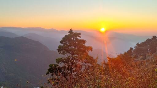 #hills #india #incredibleindia #sunrise #sun #travel #nainital We woke up at 5:30 just to see this mesmerizing sunrise in Nainital.