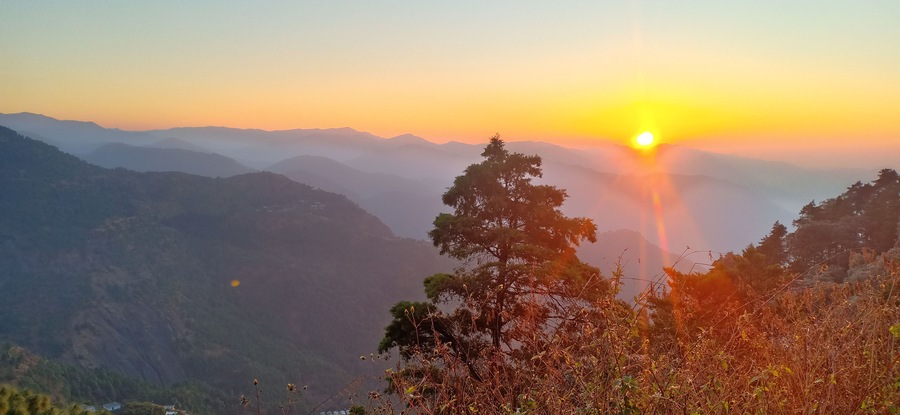#hills #india #incredibleindia #sunrise #sun #travel #nainital We woke up at 5:30 just to see this mesmerizing sunrise in Nainital.