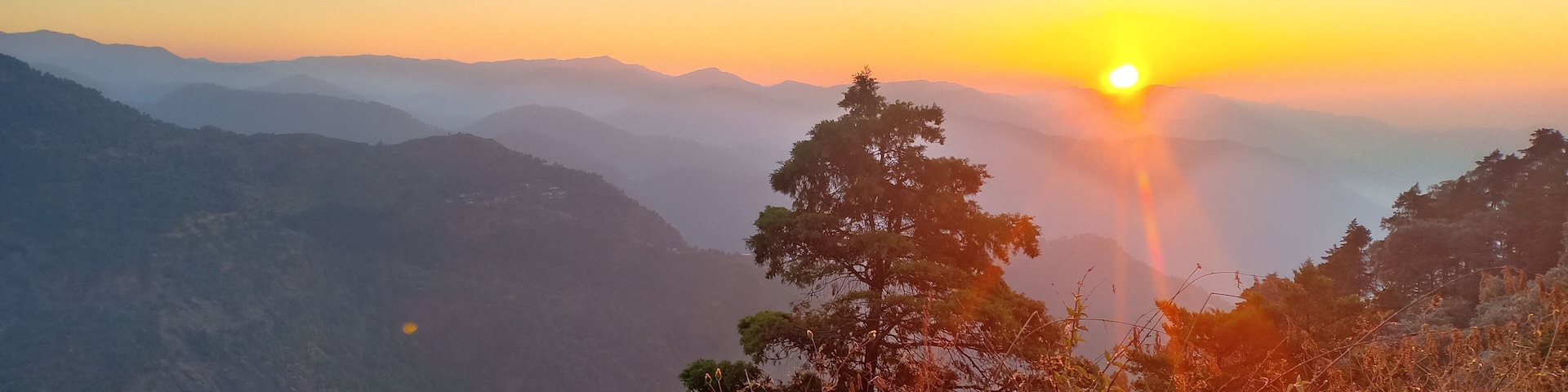 #hills #india #incredibleindia #sunrise #sun #travel #nainital We woke up at 5:30 just to see this mesmerizing sunrise in Nainital.