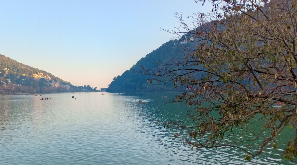 It is a natural freshwater lake situated in Nainital, Uttarakhand. It is mango or crescent shaped, which can be seen from Naini peak. You can enjoy boating here.