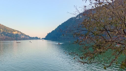 It is a natural freshwater lake situated in Nainital, Uttarakhand. It is mango or crescent shaped, which can be seen from Naini peak. You can enjoy boating here.