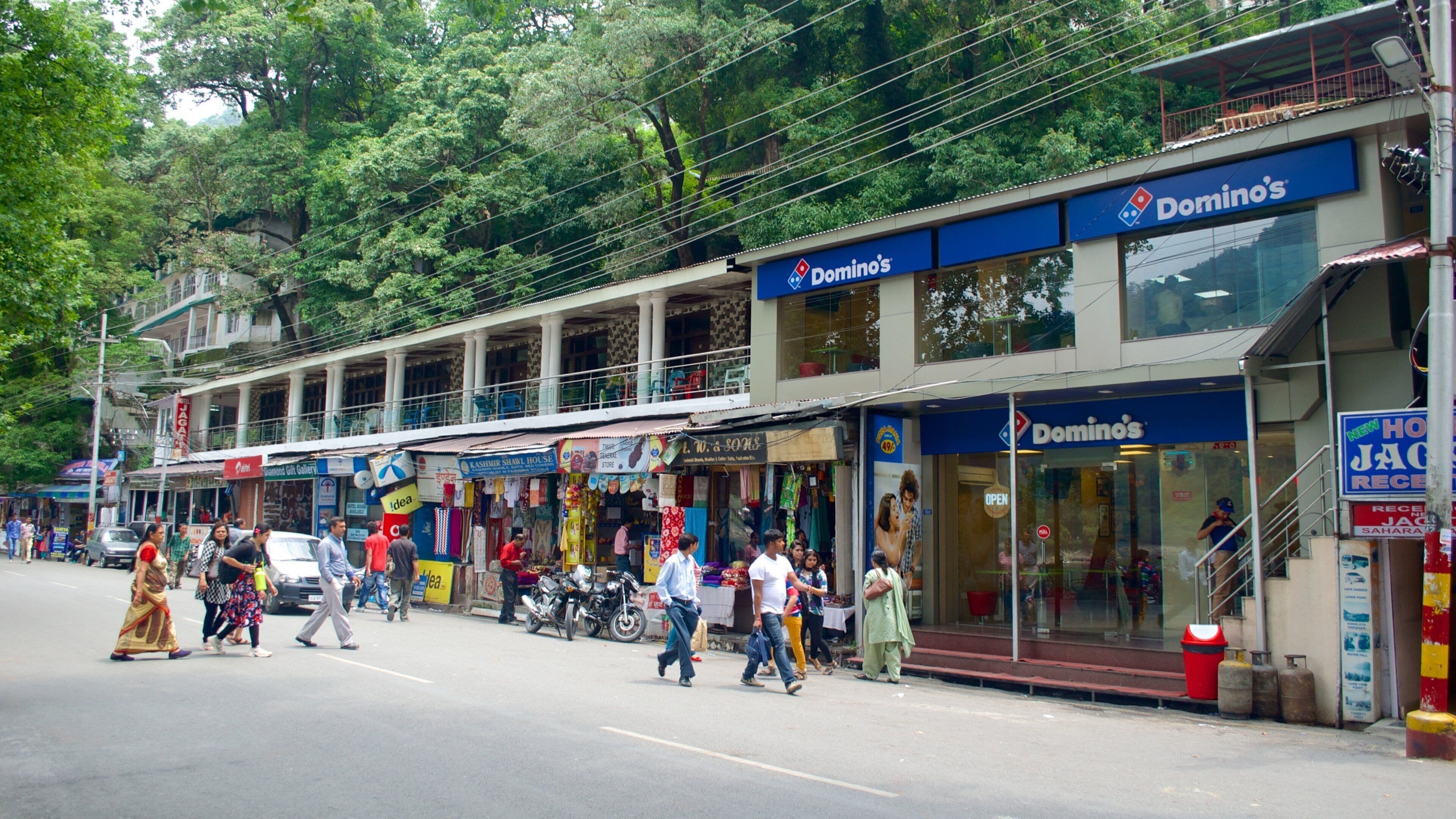 Nainital showing street scenes