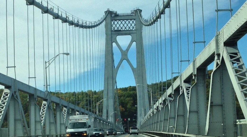 It's free going west .. 2 bucks going east .. Lol idk y